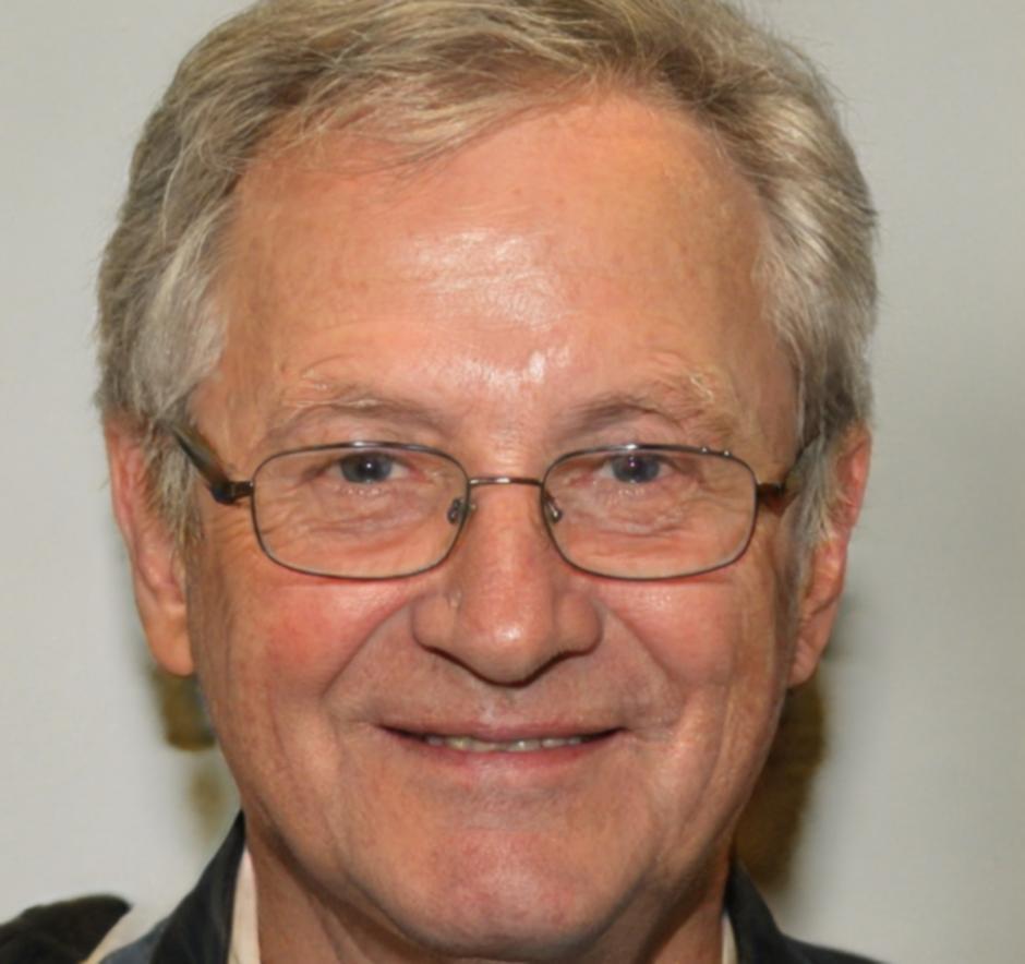 Finanzdozent Lennart Falkenberg mit langjähriger Erfahrung in Budgetberatung